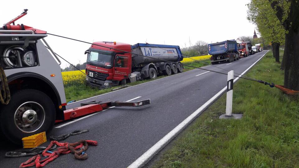 Ratownictwo LKW po uszkodzeniu silnika – ciężki holownik wydobywa zestaw ciężarowy z rowu
